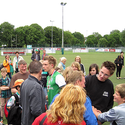 2010 KAWU besucht Werder Spieler Maxi Schulwitz